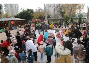 Çocuklar Toros Dağları’ndan Getirilen Karla Coşkuyu Yaşadı