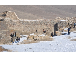 Öğrenciler, “Temiz Kale Güzel Pasinler” Sloganıyla Pasinler Kalesindeki Çöpleri Topladılar