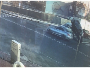 Seyir Halindeki Araca Çarpıp Devrilen Otomobil Kamerada