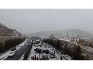 Çin’de Kar Zincirleme Kazaya Neden Oldu