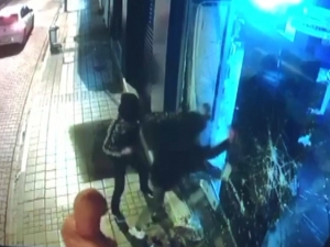 Maskeli Hırsızlar Güvenlik Kamerasına Yakalandı