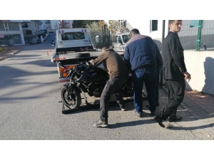 Otomobille Çarpışan Motosikletli Yaralandı