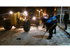 Erciş Belediyesinden Eksi 10 Derecede Kar Temizliği