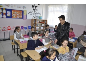 Lise Öğrencilerinden "Oyuncak Ve Kitap Dostluğu" Projesi