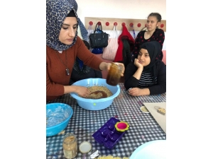 Burhaniye’de Özel Öğrenciler Kuşlar İçin Yem Hazırladı