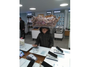 Simit Tablasıyla Girdiği Bayide Telefonla Oynayan Çocuğun Görüntüleri Yürek Burktu