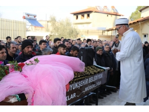 Küçük Kız Çok Sevdiği Pembe Gelinliğiyle Son Yolcuğuna Uğurlandı