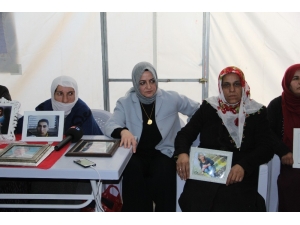 Cumhurbaşkanı Başdanışmanı Orhan’dan Evlat Nöbetindeki Annelere Ziyaret