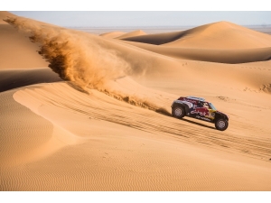 Peterhansel Kazandı, Sainz Zirveyi Korudu