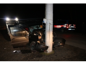 Hafif Ticari Araç Elektrik Direğine Çarptı: 4 Yaralı