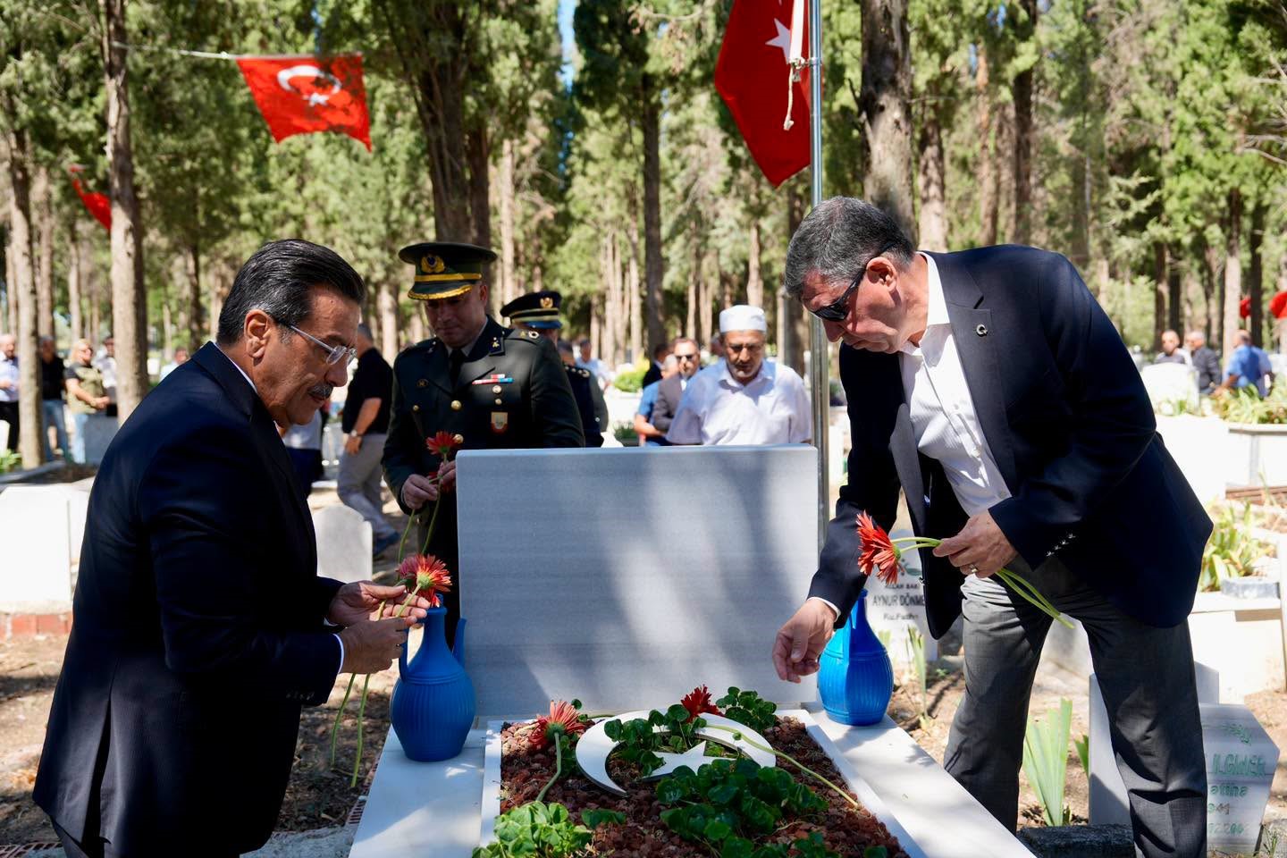 burhaniye-de-sehitlikler-ziyaret-edildi