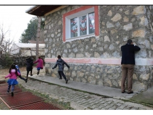 Milli Eğitim Müdürü Kösterelioğlu, Köy Okulu Öğrencileriyle Saklambaç Oynadı