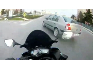 Büyükçekmece’de Motosikletli Aniden Yola Çıkan Otomobile Çarptı