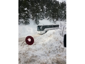 Büyükşehir Belediyesi, Yolda Mahsur Kalan Öğrencileri Kurtardı