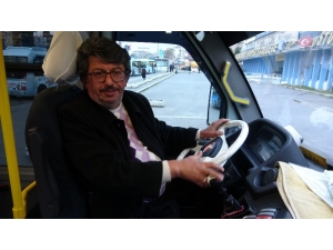 Minibüste 46 Yıllık Emek Ve Birikimi Olan Bilgisayarı Unuttu, Şoför Geri Teslim Etti