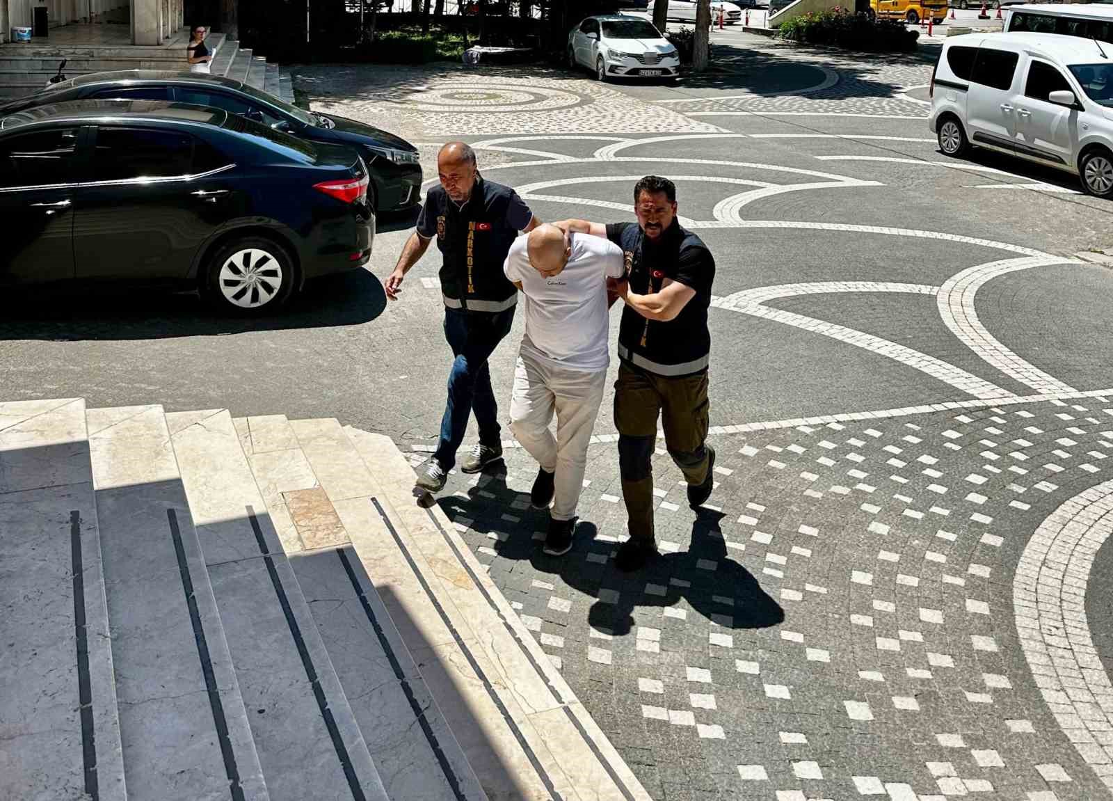 otobusteki-yolcudan-5-bin-uyusturucu-hap-cikti