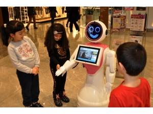 Avm’deki Robot Güvenlik Personeli İlgi Odağı