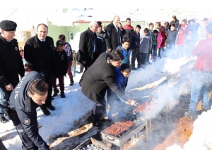 Kaymakamdan Öğrencilere Sucuk Ekmek