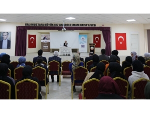 Yazar Kurtulmuş ’Edebiyat Ve Hayat’ Konulu Söyleşiye Katıldı