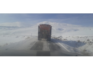 Çaldıran Belediyesinden Kırsal Mahalle Yollarında Tuzlama Çalışması