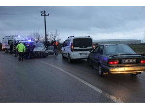 Kocaeli’de Mazot Dökülen Yolda 2 Araç Kafa Kafaya Çarpıştı: 3 Yaralı