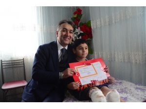 Evde Eğitim Gören Arda’nın Karnesini Evine Giden Vali Çağatay Verdi