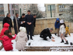 Vali, Karne Alan Öğrencilerle Kartopu Oynadı