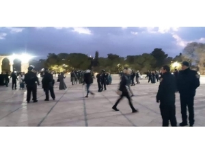 İsrail Güçleri Mescidi Aksa’da Sabah Namazını Kılanlara Saldırdı: 15 Yaralı