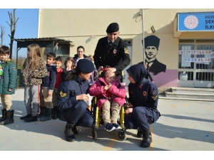 Minikler Karnelerini Jandarmanın Elinden Aldı