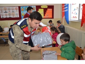 Çocuklardan Karne Dağıtan Mehmetçik’e Asker Selamı