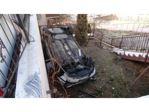 Başkent’te Otomobil Apartmanın Bahçesine Uçtu: 2 Yaralı