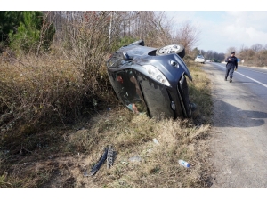 Lastiği Patlayan Otomobil Şarampole Yuvarlandı: 2 Yaralı