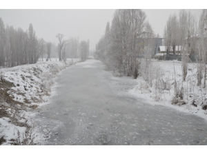 Muş’ta Karasu Nehri Dondu