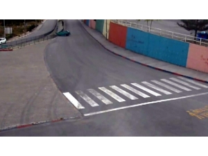 Viraja Hızlı Giren Otomobil Su Kanalına Böyle Uçtu