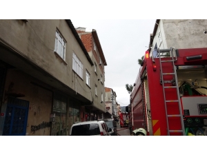 Sultanbeyli’de Binanın Çatısının Alev Alev Yandığı Anlar Kamerada