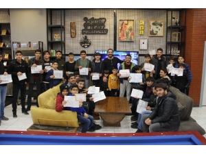 10 Yıllık Gelenek Bozulmadı, Başarı Belgesini Getiren Öğrencileri Ücretsiz Tıraş Etti