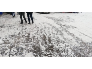 Yüksekova’da Yollar Buz Pistine Döndü