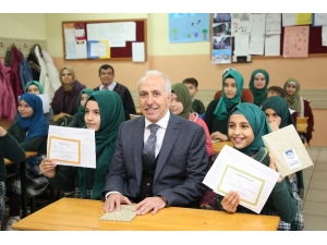 Başkan Gültak, Çocukların Karne Heyecanını Paylaştı