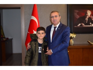 Türkiye’nin Konuştuğu Simitçi Çocuğa Kaymakam Cep Telefonu Hediye Etti