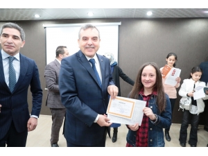 Başkan Beyazgül Çocuklara Karnelerini Dağıttı