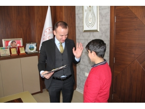 Karnesini Aldığı Gibi Milli Eğitim Müdürüne Koştu