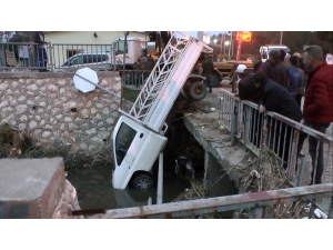 Köpeğe Çarpmamak İçin Fren Yapılınca, Kamyonet Köprüde Asılı Kaldı