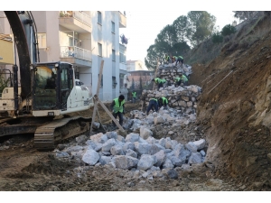 Anadolu Lisesinin Çöken İstinat Duvarı Yeniden Yapılıyor