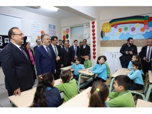 Küçük Yazar Karne Aldı, Protokole Kitabını Hediye Etti