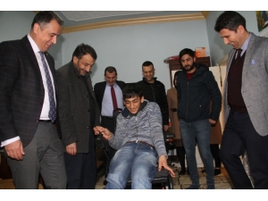 Bedensel Engelli Yusuf’un Karne Hediyesi Evinde Verildi