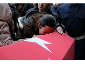Şehit Kardeşini "Kahramanım" Diyerek Uğurladı