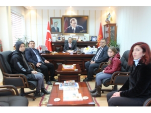 Kaymakam Yavuz Başarılı Sporculara Karnelerini Ve Hediyelerini Verdi