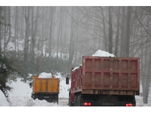Öğrencilere Karne Hediyesi Olarak Dağdan Kar Taşıdılar