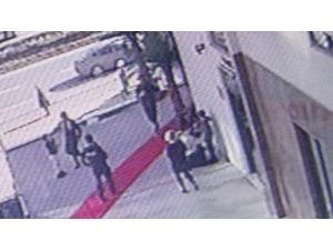 9 Yaşındaki Çocuk 2. Kattan Beton Zemine Düşerek Ağır Yaralandı