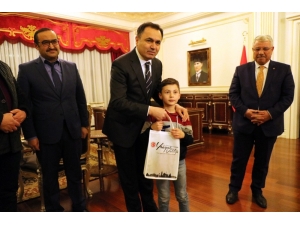 Vali Çakır ‘Bayrak Sevdalısı’ Öğrenciyi Makamında Ağırladı